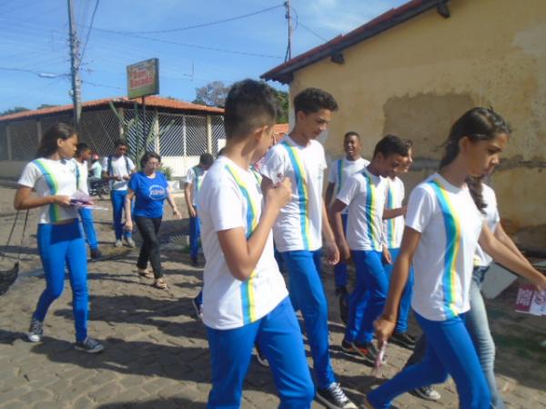 Mutir&atilde;o contra Aedes aegypti em Floriano envolve agentes de endemias e estudantes.(Imagem:FlorianoNews)