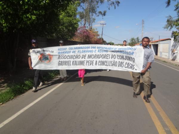 Moradores fazem manifesta&ccedil;&atilde;o por conclus&atilde;o de casas habitacionais.(Imagem:FlorianoNews)