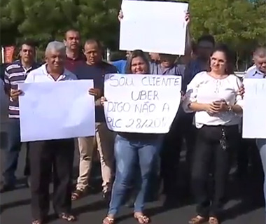 Motoristas do Uber param em protesto contra projeto e saem em carreata