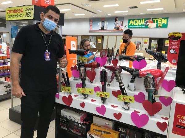 Bezerra, chefe do setor de m&oacute;veis e eletros do Armaz&eacute;m Para&iacute;ba(Imagem:FlorianoNews)