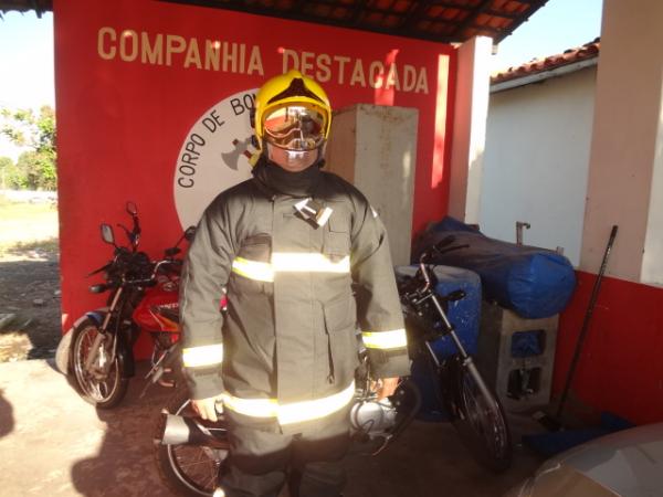 Bombeiros de Floriano recebem equipamento individual de combate a inc&ecirc;ndio.(Imagem:FlorianoNews)