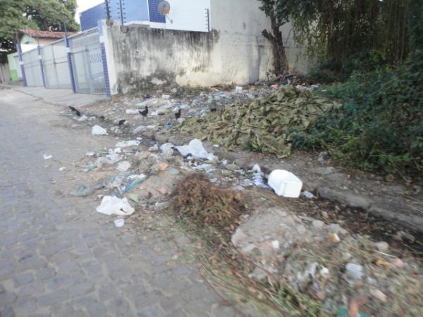Lixo e sujeira nas ruas de Floriano