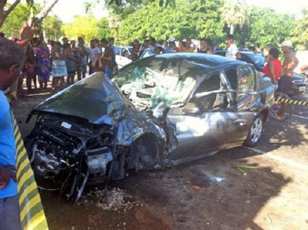 Fisioterapeuta morre após colidir carro em árvore