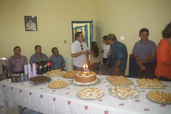 Presidente da C&acirc;mara aniversaria e ganha festa surpresa(Imagem:FlorianoNews)