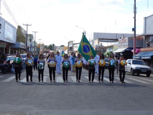 Desfile marca abertura de comemora&ccedil;&otilde;es pelos 45 anos do Col&eacute;gio Industrial.(Imagem:FlorianoNews)