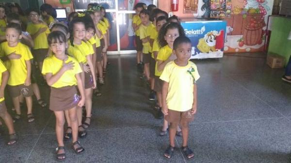 Escola Pequeno Pr&iacute;ncipe inicia semana da p&aacute;tria com hasteamento da bandeira.(Imagem:EPP)