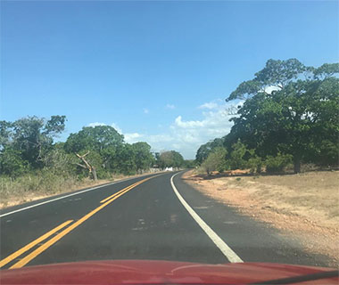Vídeo mostra pouca sinalização em rodovia que leva ao litoral
