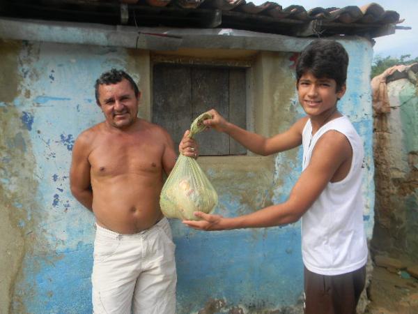 Escola Pequeno Pr&iacute;ncipe fez entrega de cestas b&aacute;sicas. (Imagem:Escola Pequeno Pr&iacute;ncipe)