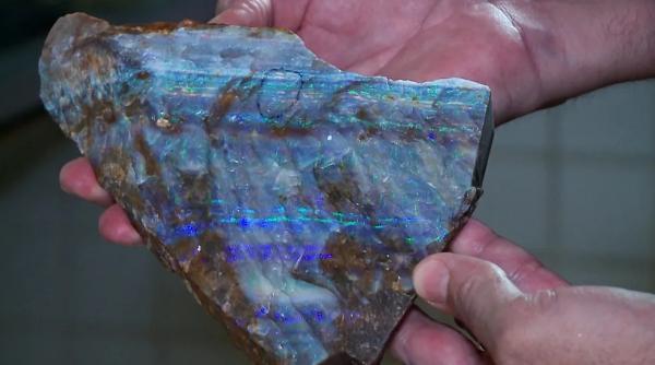  Pedras de opala carregam todas as cores do arco-&iacute;ris.(Imagem:TV Clube )