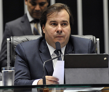 Rodrigo Maia prepara discurso para engavetar Previdência
