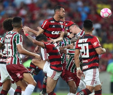 Flamengo atropela Fluminense e encosta na liderança
