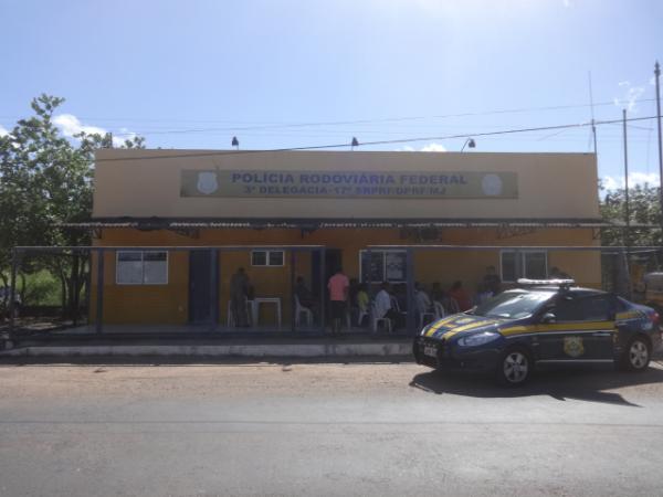 PRF realiza Cinema Rodoviário em Floriano para instruir motoristas.(Imagem:FlorianoNews)