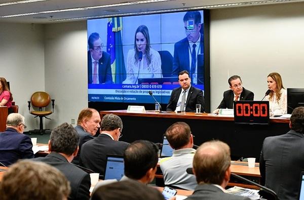 Reuni&atilde;o da Comiss&atilde;o Mista de Or&ccedil;amento, que analisa emendas dos colegiados &agrave; LOA e &agrave; LDO(Imagem:Geraldo Magela/ Ag&ecirc;ncia Senado)