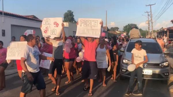 Fam&iacute;lia de adolescente abusada faz protesto em Teresina.(Imagem:Reprodu&ccedil;&atilde;o/TV Clube)