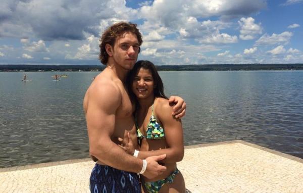 Sarah e Loic posam juntos durante as f&eacute;rias, no Pont&atilde;o do Lago Sul, em Bras&iacute;lia.(Imagem:Reprodu&ccedil;&atilde;o/Facebook)