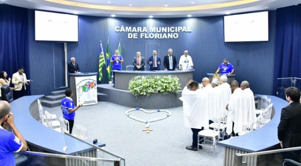 Poder Legislativo de Floriano homenageia Ter&ccedil;o dos Homens M&atilde;e Ra&iacute;na com sess&atilde;o solene(Imagem:CMF)