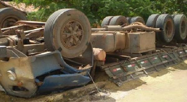 Caminh&atilde;o carregado de arroz tomba e mata motorista em Ribeiro Gon&ccedil;alves(Imagem:Divulga&ccedil;&atilde;o)