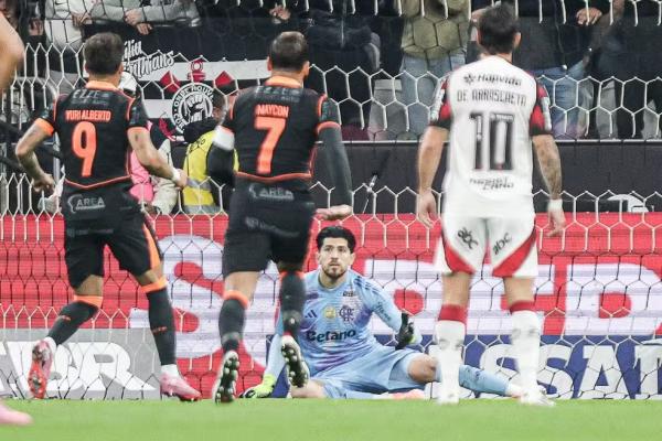 Corinthians 1 x 2 Flamengo: Rossi defendeu p&ecirc;nalti de Yuri Alberto sentado.(Imagem:Gilvan de Souza/Flamengo)