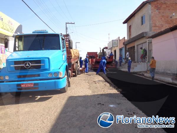 Rua Paulo Ramos, em Bar&atilde;o de Graja&uacute;, recebe pavimenta&ccedil;&atilde;o asf&aacute;ltica.(Imagem:FlorianoNews)