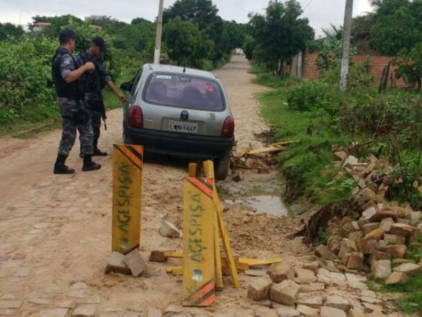 Atrav&eacute;s de den&uacute;ncia de populares, autom&oacute;vel furtado &eacute; recuperado pela For&ccedil;a T&aacute;tica.(Imagem:For&ccedil;a T&aacute;tica)