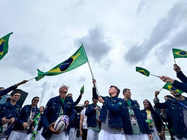 Isaquias Queiroz e Raquel Kochhann na abertura das Olimp&iacute;adas.(Imagem:Alexandre Loureiro/COB)