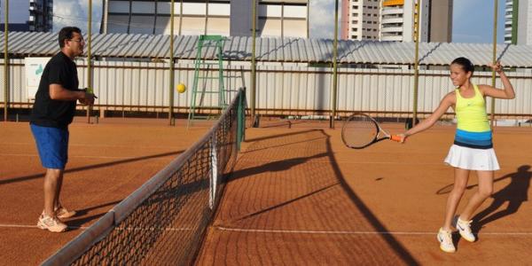 F&aacute;bio Encina em treino com a revela&ccedil;&atilde;o do t&ecirc;nis piauiense, L&iacute;via Andrade.(Imagem:Renan Morais/GLOBOESPORTE.COM)