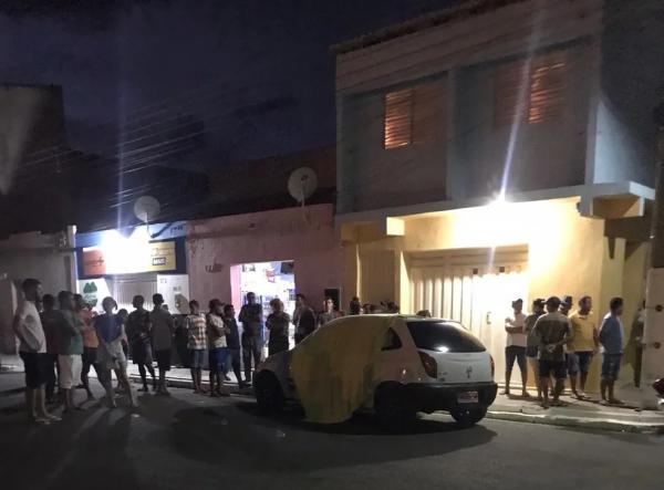  Homem &eacute; morto a facadas dentro do pr&oacute;prio carro em Patos do Piau&iacute;.(Imagem:Carla Nascimento/ TV Clube )