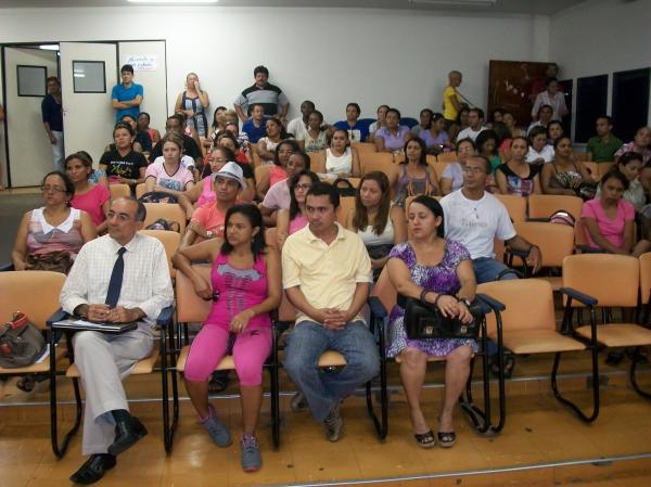Mais um capítulo do drama da rede municipal de ensino de Floriano.(Imagem:FlorianoNews)