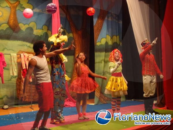 Brincantes apresentam o espet&aacute;culo 