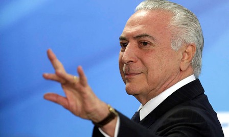 Recebido com protestos, Temer se reúne com governadora de Roraima