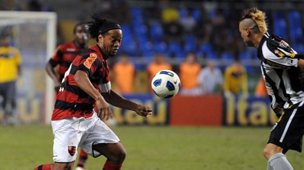 R10 e F&aacute;bio Ferreira: cl&aacute;ssico de penteados ousados e futebol modesto.(Imagem:Alexandre Vidal - Fla Imagem)