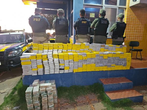 A droga PRF em Picos-PI realiza a maior apreens&atilde;o de coca&iacute;na do ano no Brasil.escondida dentro da carga de milho a granel em um caminh&atilde;o bitrem(Imagem:Divulga&ccedil;&atilde;o/PRF)