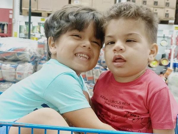  Th&eacute;o abra&ccedil;ado com o irm&atilde;o Elias.(Imagem:Arquivo Pessoal / Suzany Ferreira )