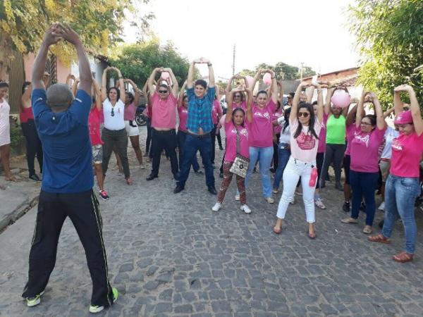 Mulheres participam de caminhada pela campanha Outubro Rosa.(Imagem:FlorianoNews)