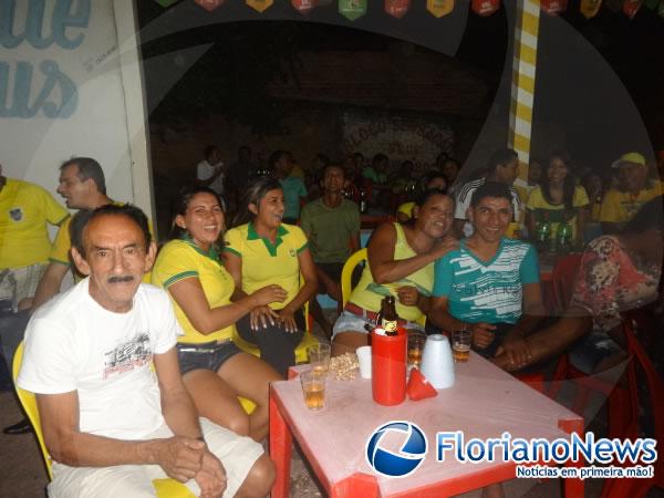 Torcedores de Floriano e Bar&atilde;o de Graja&uacute; se reuniram para assistir partida entre Brasil e Cro&aacute;cia.(Imagem:FlorianoNews)