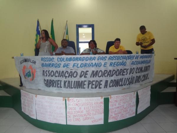 Moradores fazem manifesta&ccedil;&atilde;o por conclus&atilde;o de casas habitacionais.(Imagem:FlorianoNews)