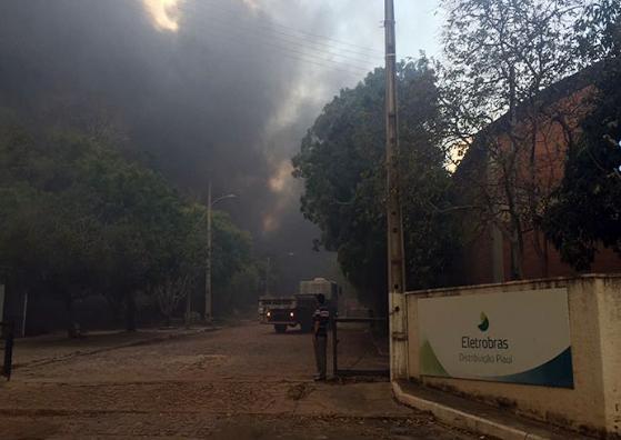 Incêndio de grandes proporções atinge almoxarifado da Eletrobras na BR-343