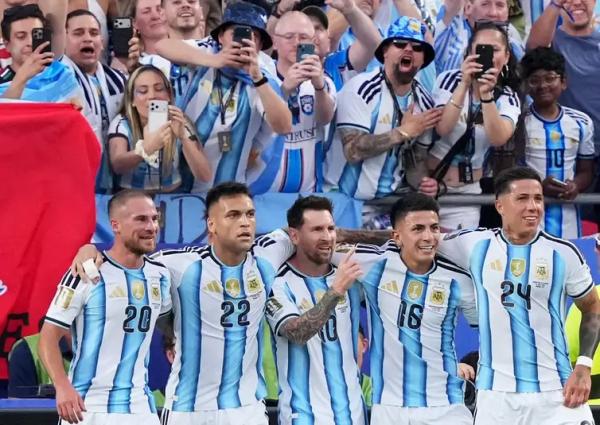 Messi comemora gols marcados contra a Arg&eacute;lia na Copa do Mundo de 2026.(Imagem:Reuters/Jay Biggerstaff)