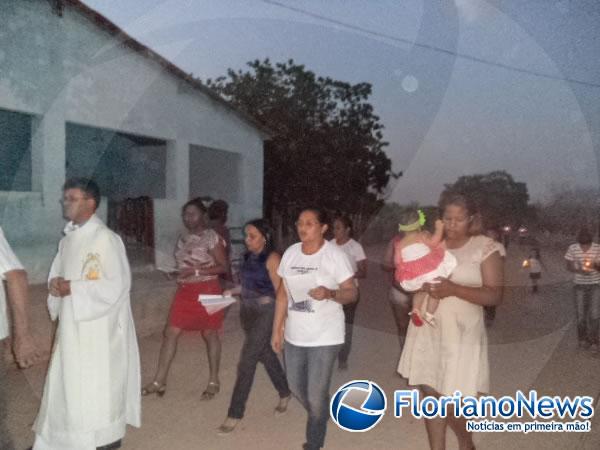 Prociss&atilde;o marca encerramento do festejo de Santa Teresinha na zona rural de Floriano.(Imagem:FlorianoNews)