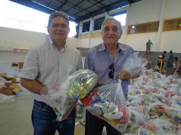 Prefeitura de Floriano realizou distribuição de cestas básicas