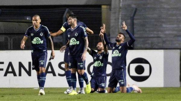 Vitória da Chape eleva risco de queda de Vasco e Corinthians, aponta site