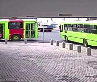 Câmeras flagram colisão entre ônibus que deixou 20 pessoas feridas na Capital