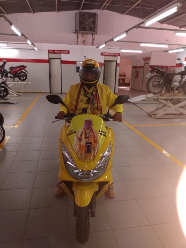 Cajueiro Motos presenteia Repórter Amarelinho com a nova PCX personalizada (Imagem:FlorianoNews)