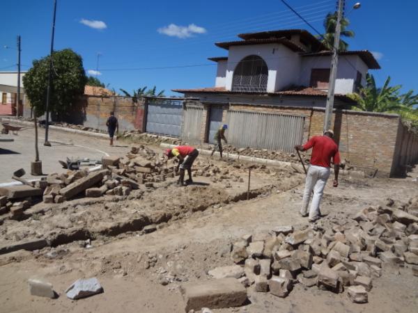 Prefeitura realiza obras de pavimenta&ccedil;&atilde;o asf&aacute;ltica em Bar&atilde;o de Graja&uacute;.(Imagem:FlorianoNews)