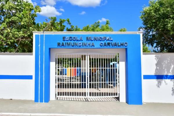 Vereadores de Floriano acompanha entrega de moderniza&ccedil;&atilde;o da escola Raimundinha Carvalho.(Imagem:CMF)