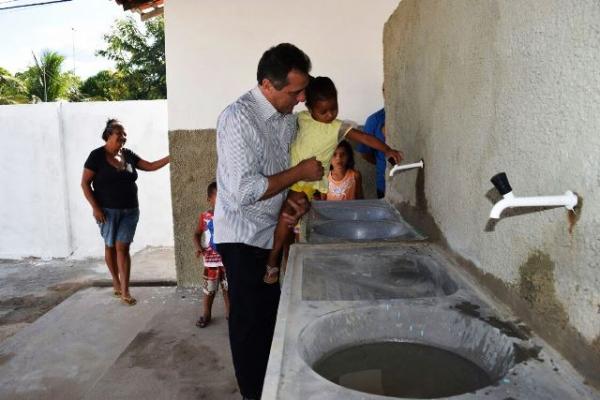 Prefeito Gilberto entrega a reforma do chafariz da Vila Le&atilde;o.(Imagem:Secom)