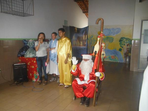 Papai Noel participou de confraterniza&ccedil;&atilde;o de Natal na APAE de Floriano.(Imagem:FlorianoNews)