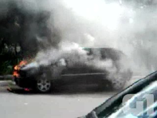 Internauta registra momento em que carro é consumido pelo fogo no PI