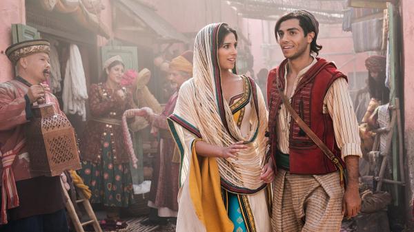 Naomi Scotti, como Jasmine, e Mena Massoud, como Aladdin.(Imagem:Reprodu&ccedil;&atilde;o/Disney)