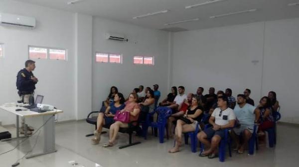 PRF realiza Cinema Rodoviário em Floriano para orientar motoristas.(Imagem:FlorianoNews)